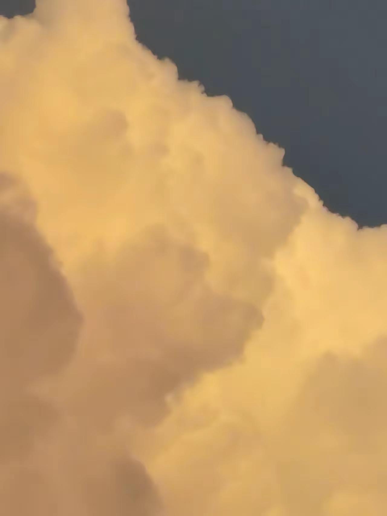 昨天我在广场跳广场舞，突然碰见和女儿离婚一年多的前女婿。他远远跑过来，就笑着喊了