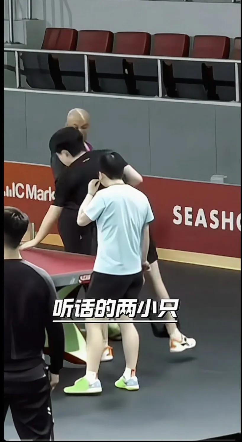 王楚钦可怜巴巴的，莎莎又溜他又支配他挑球，coco笑而不语！只有莎莎敢溜大头