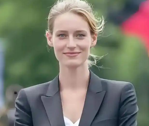 德国那个叫魏德尔的女政客说了句话，让整个欧洲都抖了一下。她对着镜头一点情面都没留