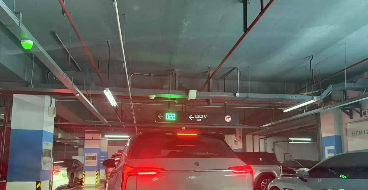 买这台车，不止需要勇气！昨天在商城的地下车库，猛一抬头看到了前面这台车，想了