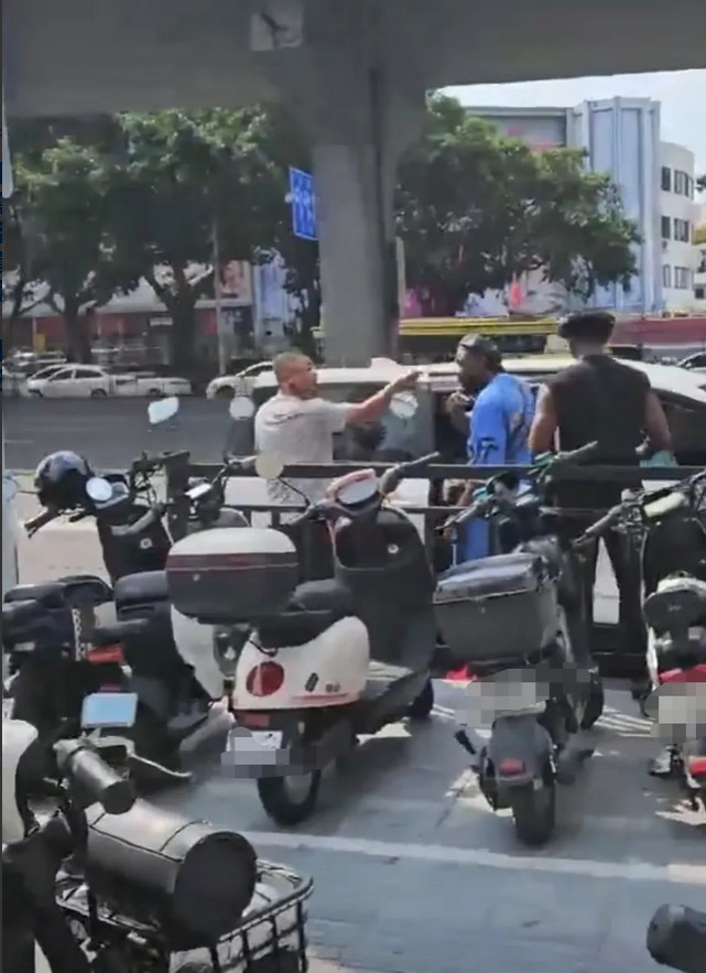 黑人坐车后不给钱，气得司机心脏病差点发作！司机路上拉了两个黑人，到达目的地后，