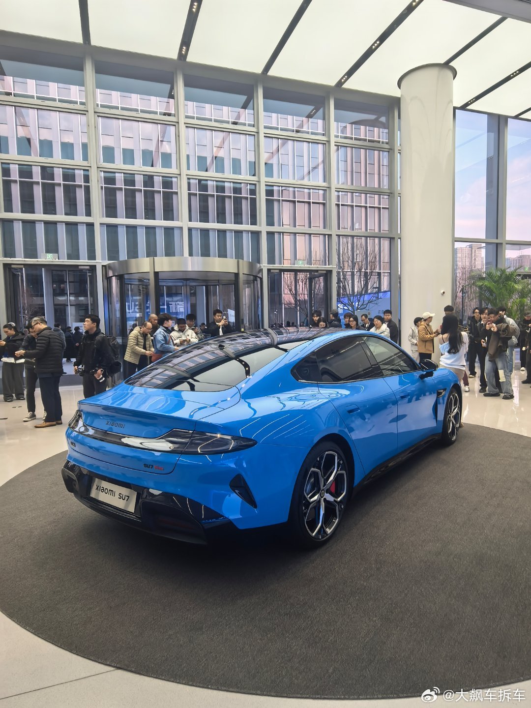 新一代小米SU7上市，新颜色、新轮毂，内饰重新设计，满配辅助驾驶，续航最高可达9