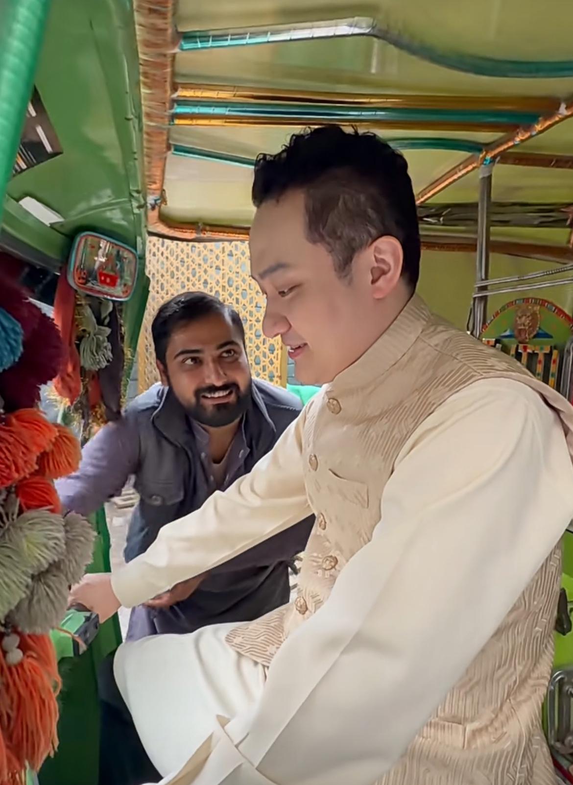 孙宇晨在巴基斯坦体验驾驶黄包车！当黄包车司机教孙宇晨打着火，抬眼望向他的那一