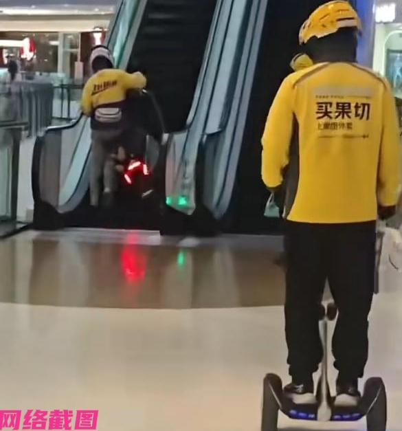 某商场内有一个外卖小哥推着自己的电动车，还要硬上商场里的自动蹬脚扶梯，这是要做什