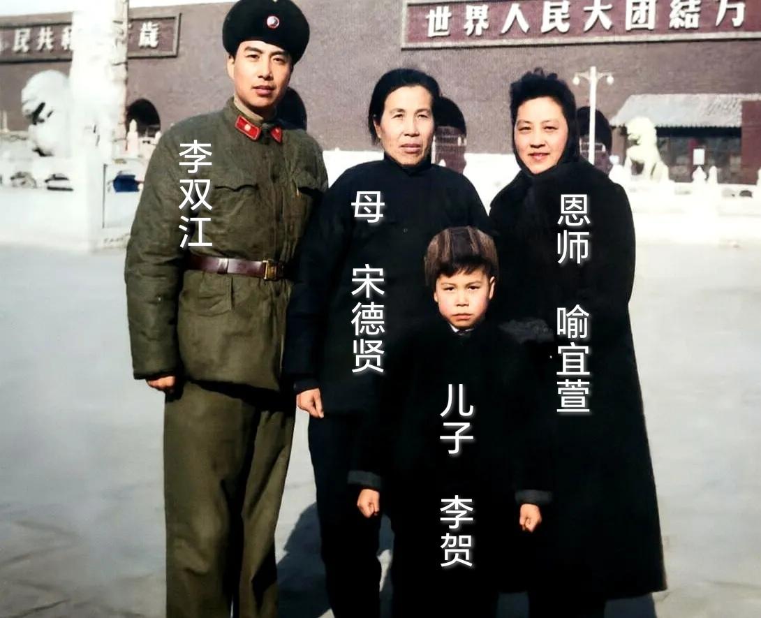 这是一张60年代的老照片男主人公是刚刚进入部队文工团的歌唱演员，一身军
