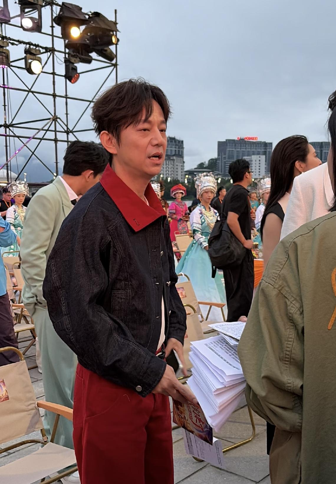 感觉齐思钧也有点压力啊。芒果生态招商大会，何炅和汪涵也抵不过岁月，已经老了。
