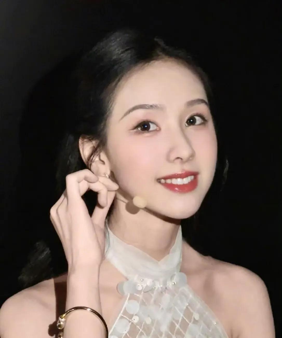 #陈都灵粉丝破1000万了#陈都灵发文，给1000万个你。原来姐姐的网络账号已