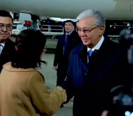 托卡耶夫的此次访日，本质上是一场精准的利益交换，更暗藏着双方各有图谋的政治表态，