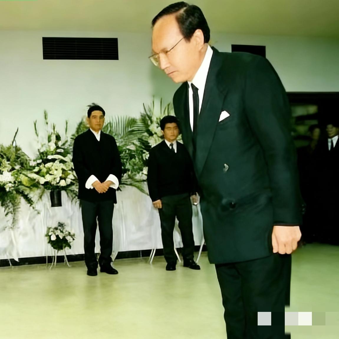 1996年，蒋孝勇的葬礼上，哥哥蒋孝严前来祭奠，站在灵堂，向弟弟的遗像默哀肃立，