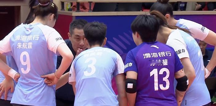 排超联赛第五轮，天津女排以3-1战胜了上海女排。这个结果有点出乎意料。主要有