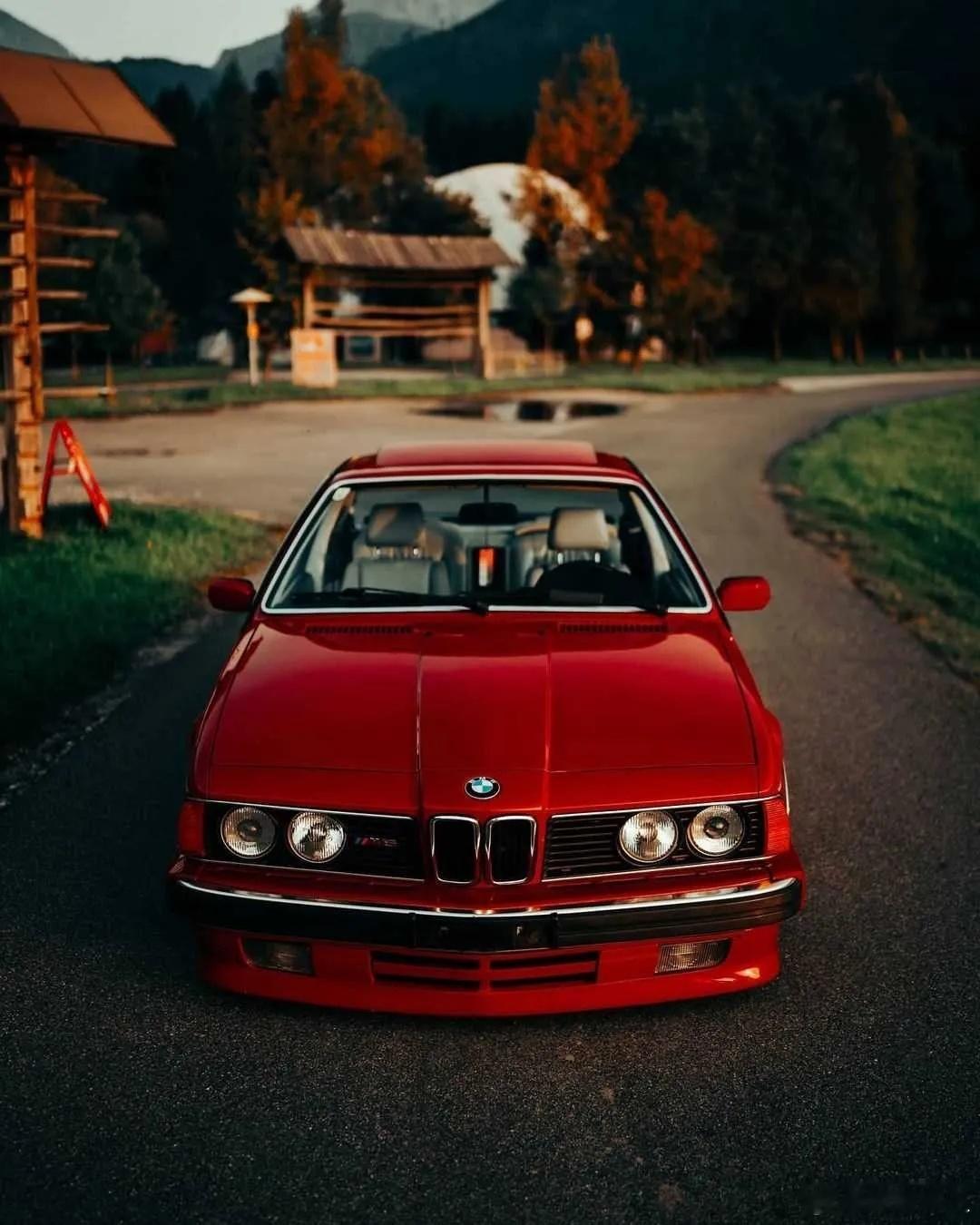 80年代宝马E246系，鲨鱼鼻前脸划开时光。无B柱设计、直六声浪，是机械与优雅