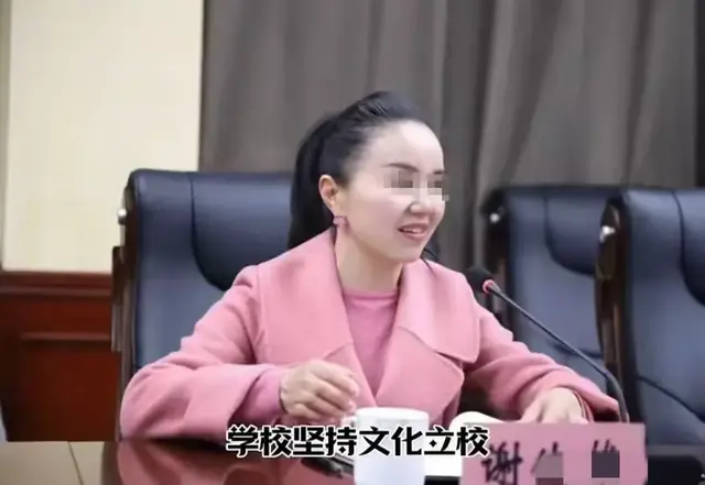 慈眉善目的中学女副校长被曝出轨,没想到是真的,被情人自揭家丑