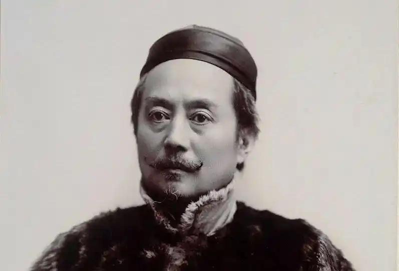1889年左右，一向喜爱小脚，文思枯竭时，总爱将妻子小脚握在手中的辜鸿铭纳了贞子