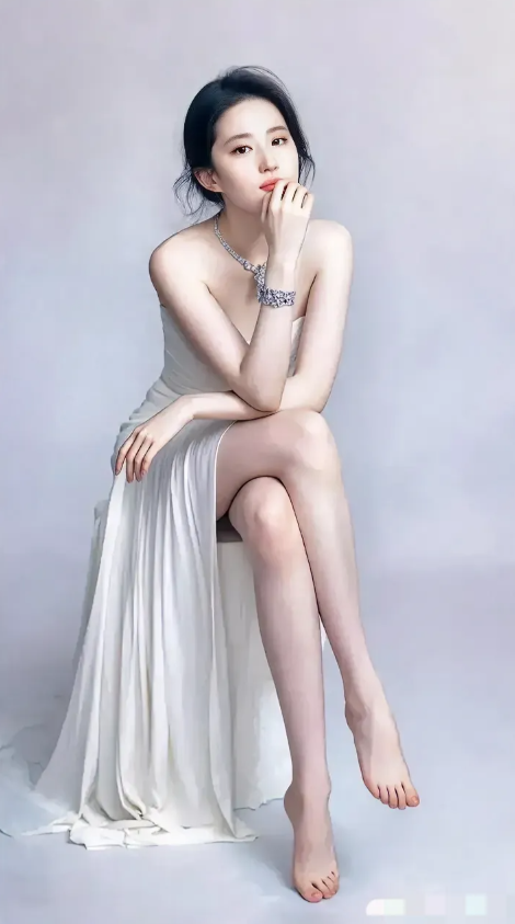 刘亦菲，170cm，完美脚型，不愧是神仙姐姐，真是从头美到脚！