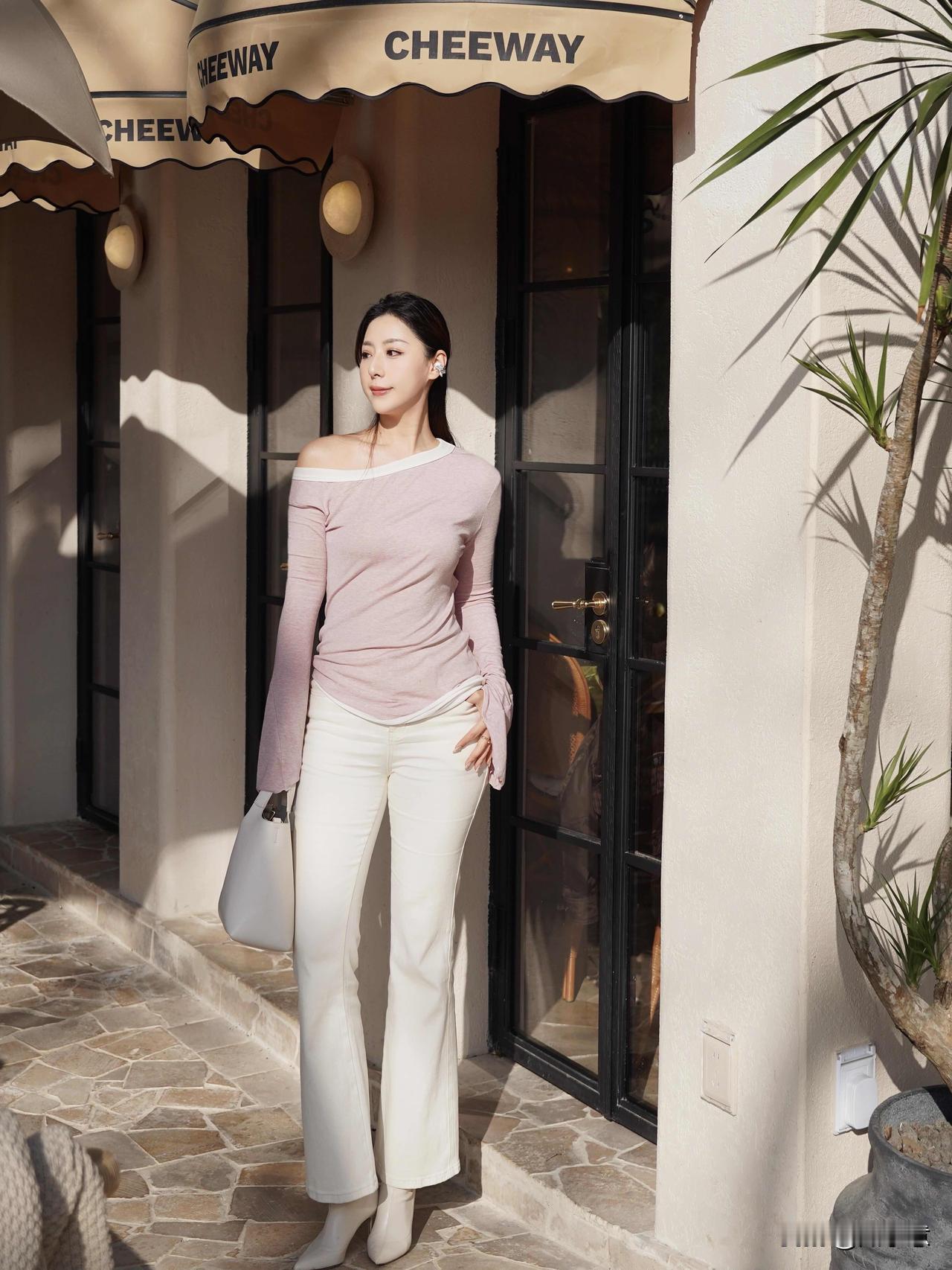 阳光明媚的午后，漫步在Cheeway咖啡馆的户外，享受悠闲时光。