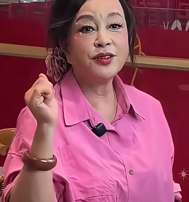 看到刘晓庆的老年状态才终于明白女人后半生拼的不是容貌，是心态。都说她穿这件粉