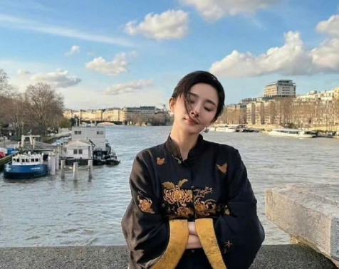 我丢，杨幂太恐怖了，穿上“大妈装”竟然更显年轻了！普通人穿像60岁，她却像20岁