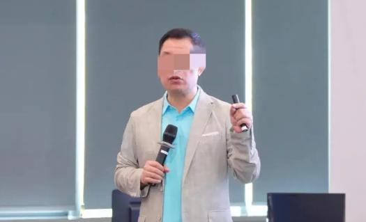 深圳，一网友在境外旅游，偶遇某医药公司董事长和一女子游玩，网友拍下了照片，并在线