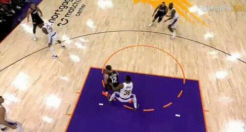 惯的你？詹姆斯5推狄龙被暴力回推！图1-2：先是狄龙外线要接球时被詹姆斯正常阻