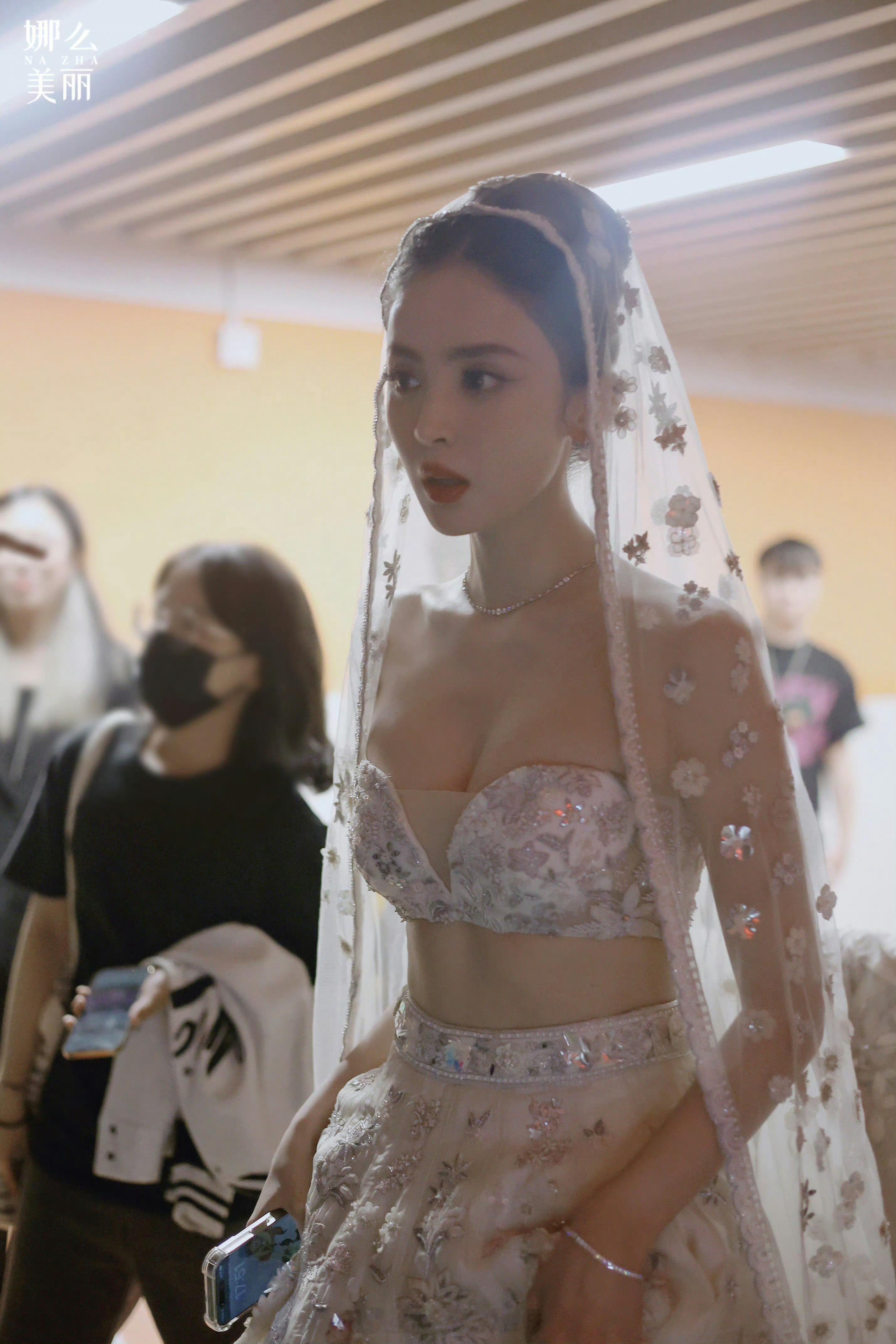 娜扎ELLE婚纱造型美娜请和我结婚[害羞]​​​