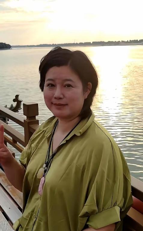 要是没人提醒，打死我也不敢信。眼前这个挤着眼睛、双下巴若隐若现的短发大姐，竟然是