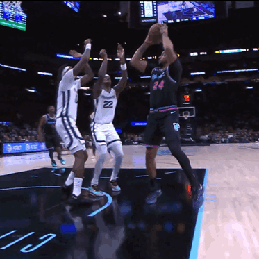 帮主2.0？鲍威尔1打4，面对双人拦网的防守，他变扣篮为折叠拉杆，反手拧进。