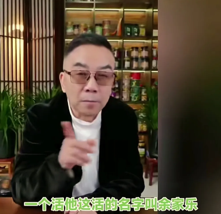 杨小五昨天的直播中又作妖了，说找人给老郭捎个话，不管他再火，我也是低头看他！我不