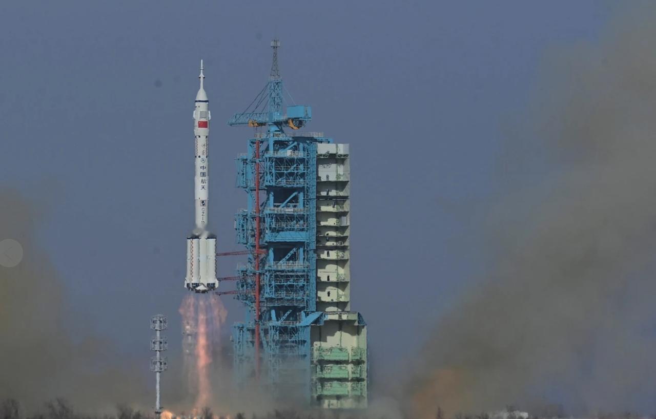 美国人估计能破防。神舟飞船成功发射，把3名宇航员给接回了地球。这3人因为原定