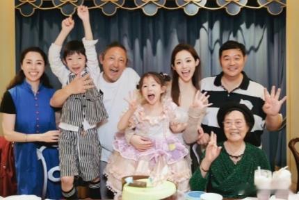 万千惠的爸妈都是体育老师，他们家一直是高知家庭，千惠妈妈教中学体育，父亲教大学体