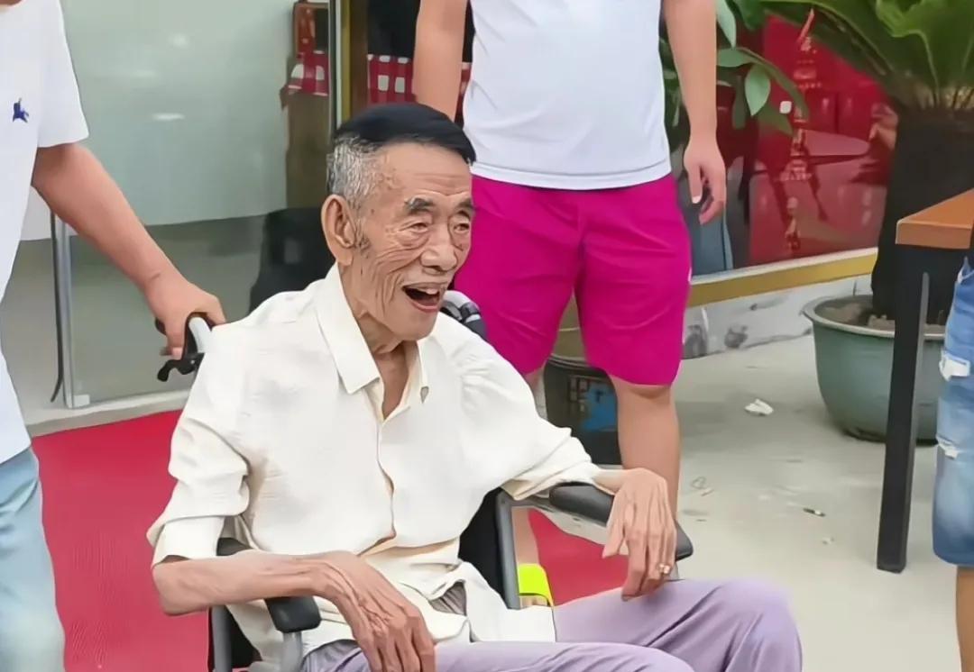 也许这就是命，杨少华生前用骑马机锻炼，本来计划做30个，结果三儿子杨议一直拦着，