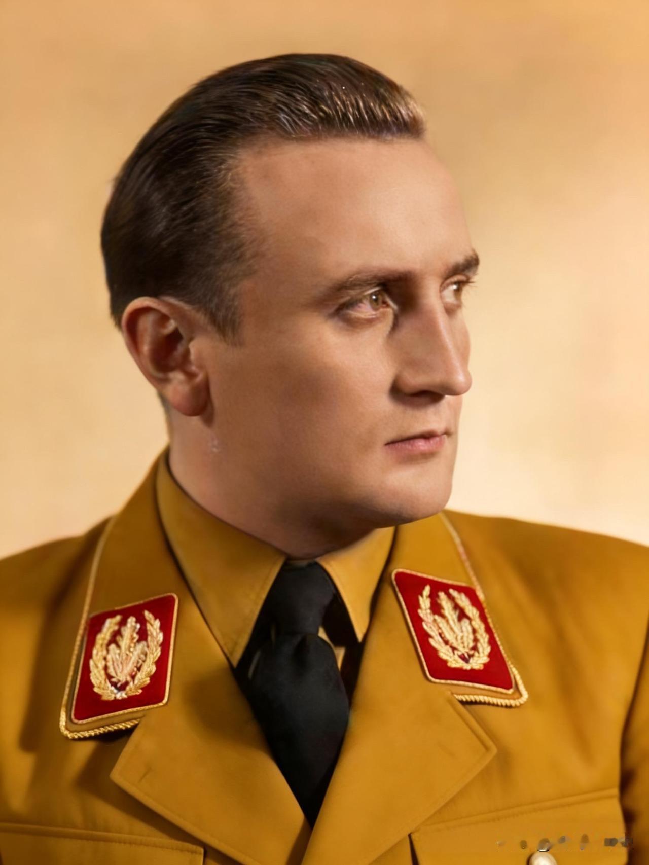 作为希特勒青年团的全国领袖，阿图尔·阿克斯曼在战争末期扮演了一个冷酷的角色：将整