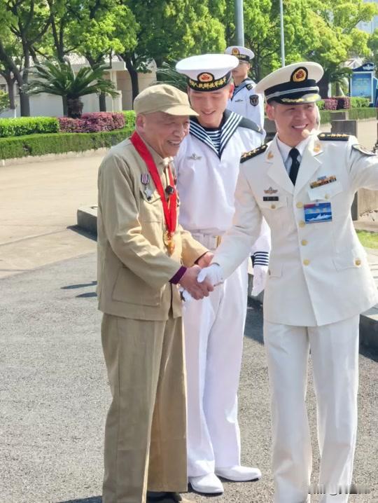 91岁海军老兵参观军舰，却因没有预约被拦下。情急之下，他拿出1953年的解放军胸