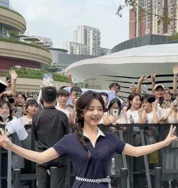 谭松韵可以看出来很年轻，但也不用夸她还有少女感，毕竟她已经三十几岁了，早就没有所