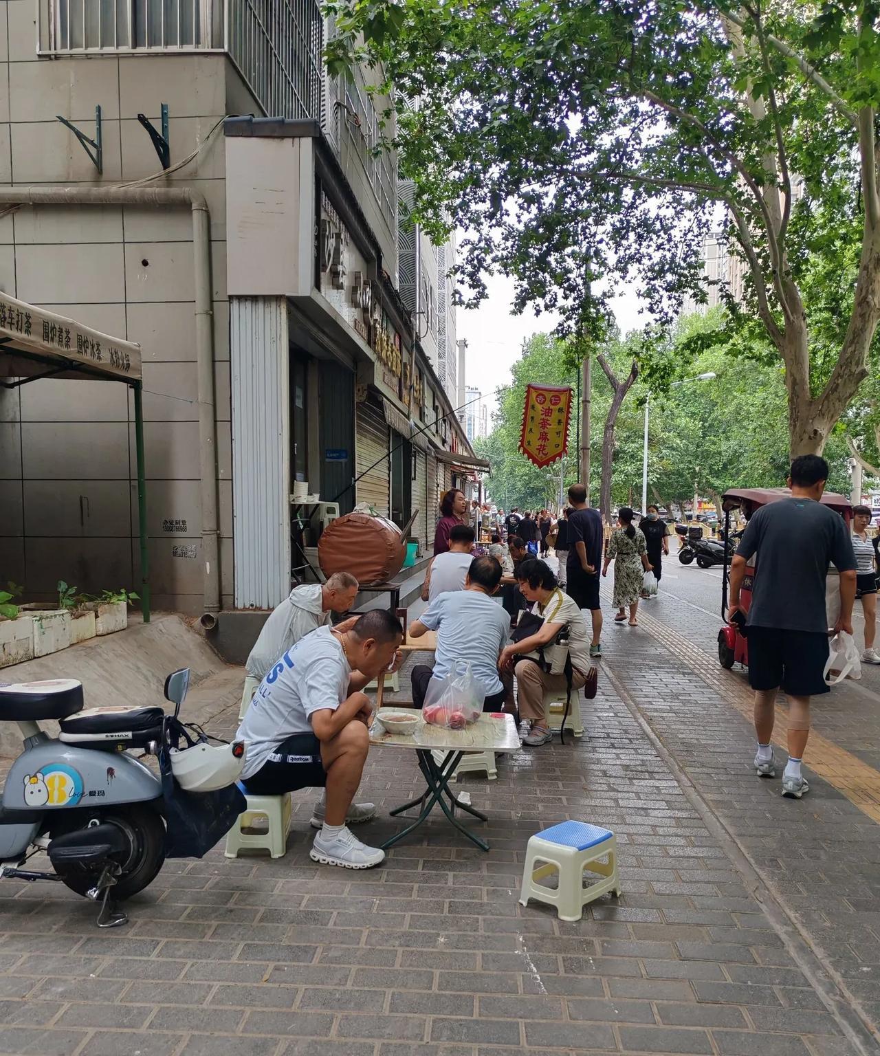 西安人的早餐从一碗油茶开始。这是我今天拍摄的几张图片，这家早餐店在我家附近，每