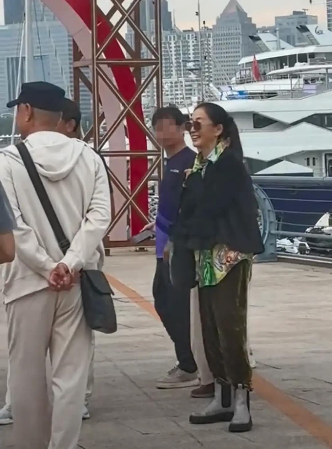 陈瑾随巫刚回青岛老家，61岁又黑又瘦，气质荡然无存像个普通路人​​​