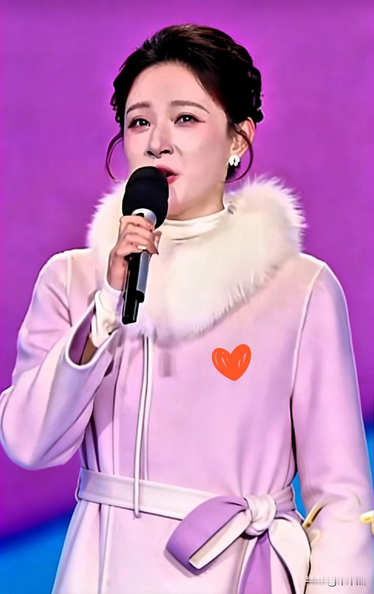 终于弄明白。今年央视女主持为什么都穿大衣了？一点都不像往年的风格。后来一