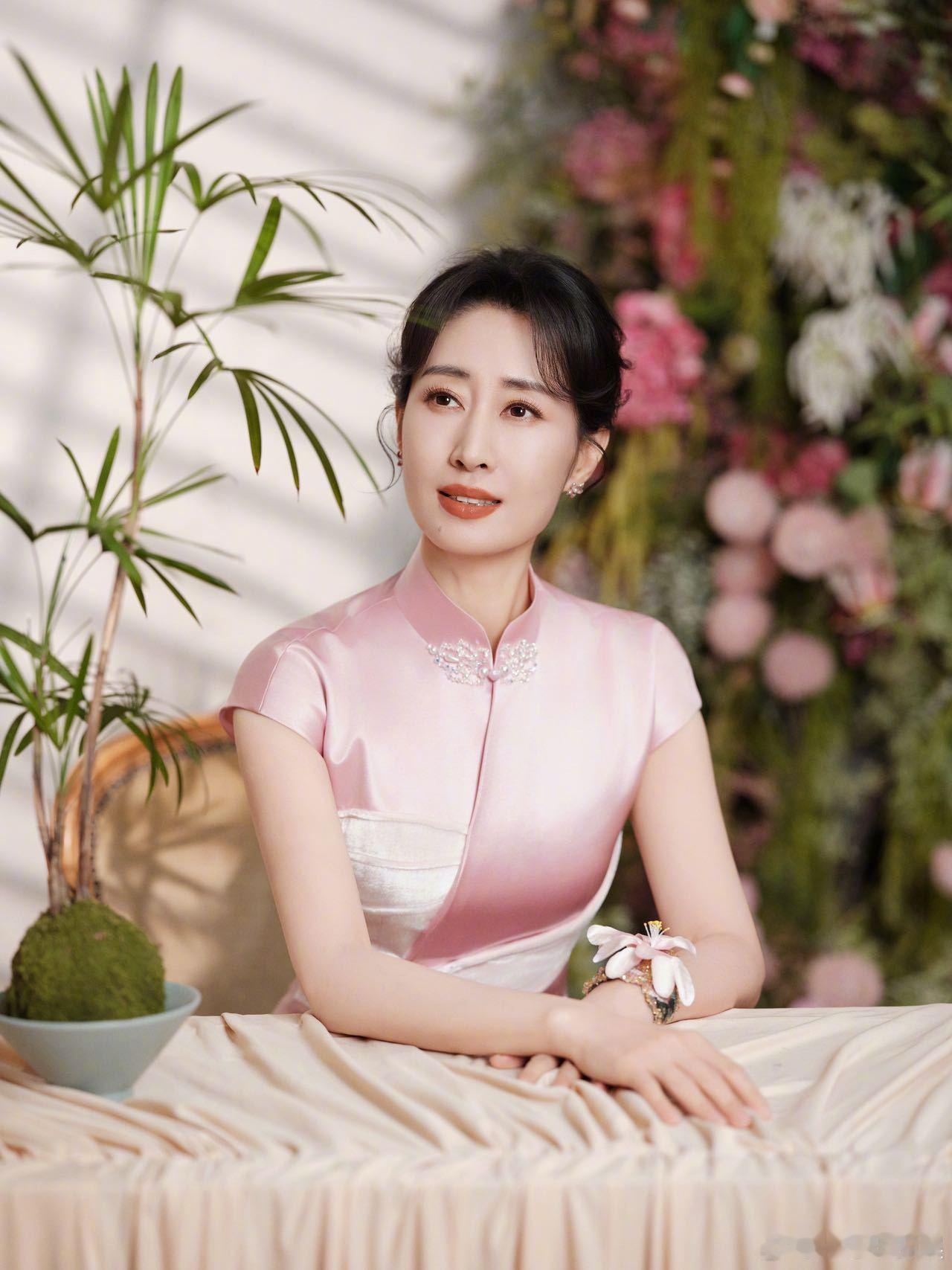 刘敏涛穿家乡非遗上春晚中式浪漫天花板！刘敏涛春晚粉色旗袍造型绝美，鲁绣玉兰与绒