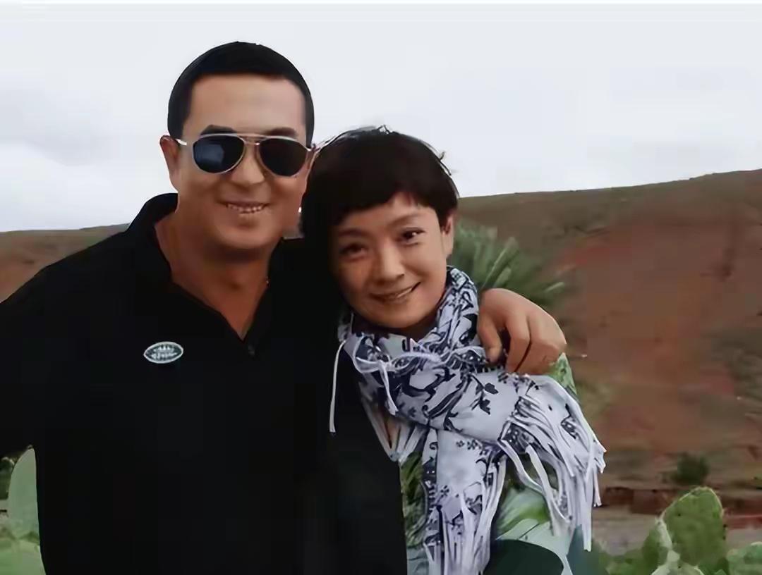 王海燕说：“刚认识张嘉译的时候，他就爱打麻将，经常一昼夜连着打。平时他对我都挺好