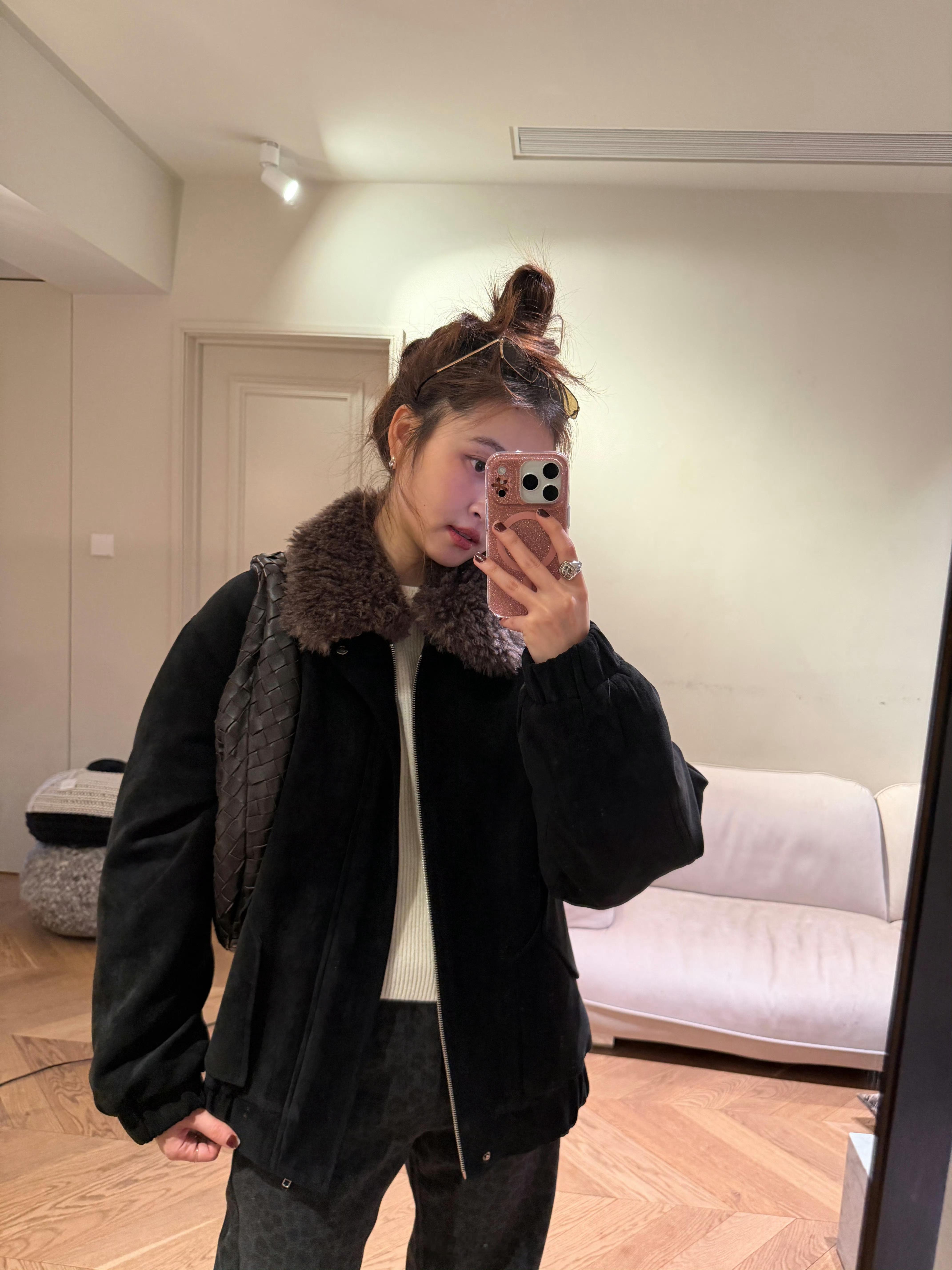 又刷到一个好看的小姐姐把iPhone17ProMax框成16PM在用，17