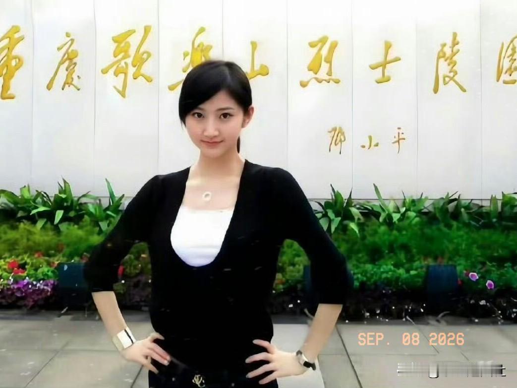 回看景甜刚出道时期人人网老生图，距今已经过去二十年，实打实的原生美貌，颜值很能打