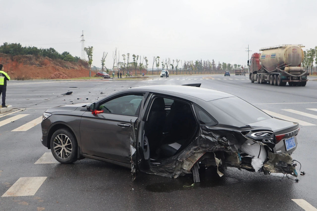两车相撞事故国产车质量任重道远呐车轴都断了，丰田也被撞的稀巴烂