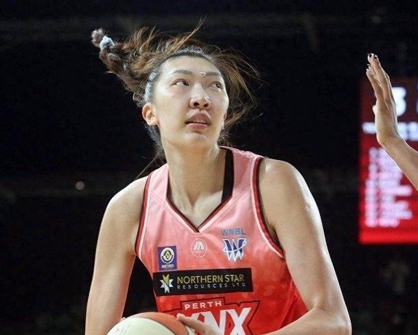 世界级中坚！韩旭对位斯图尔特不落下风本场比赛韩旭拿下7分。即便分数并不算高