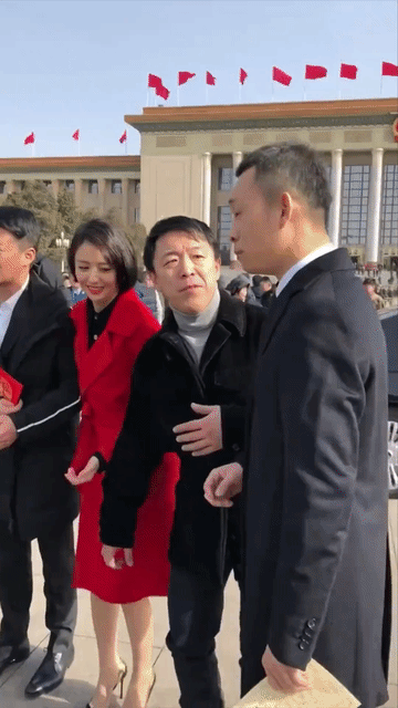 吴京，张译，黄渤不地道，全员围着佟丽娅转，冷落了周迅！这三个叔到底怎么回事，穿着