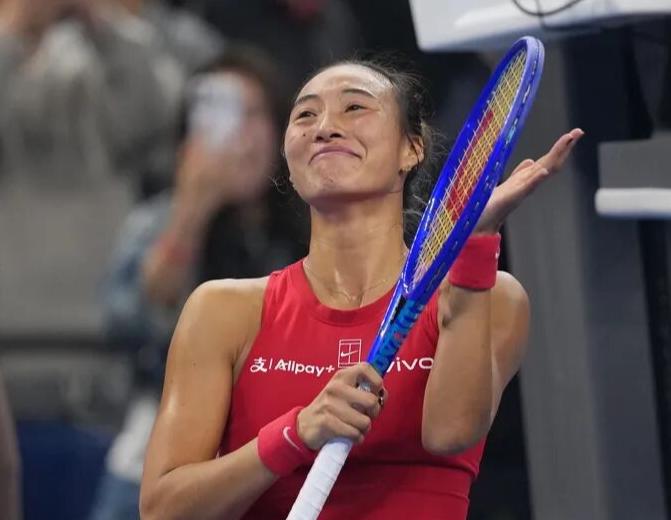 郑钦文中网夺冠后直接哭了！2-0干掉世界第五，拿下生涯第一个WTA1000冠军，