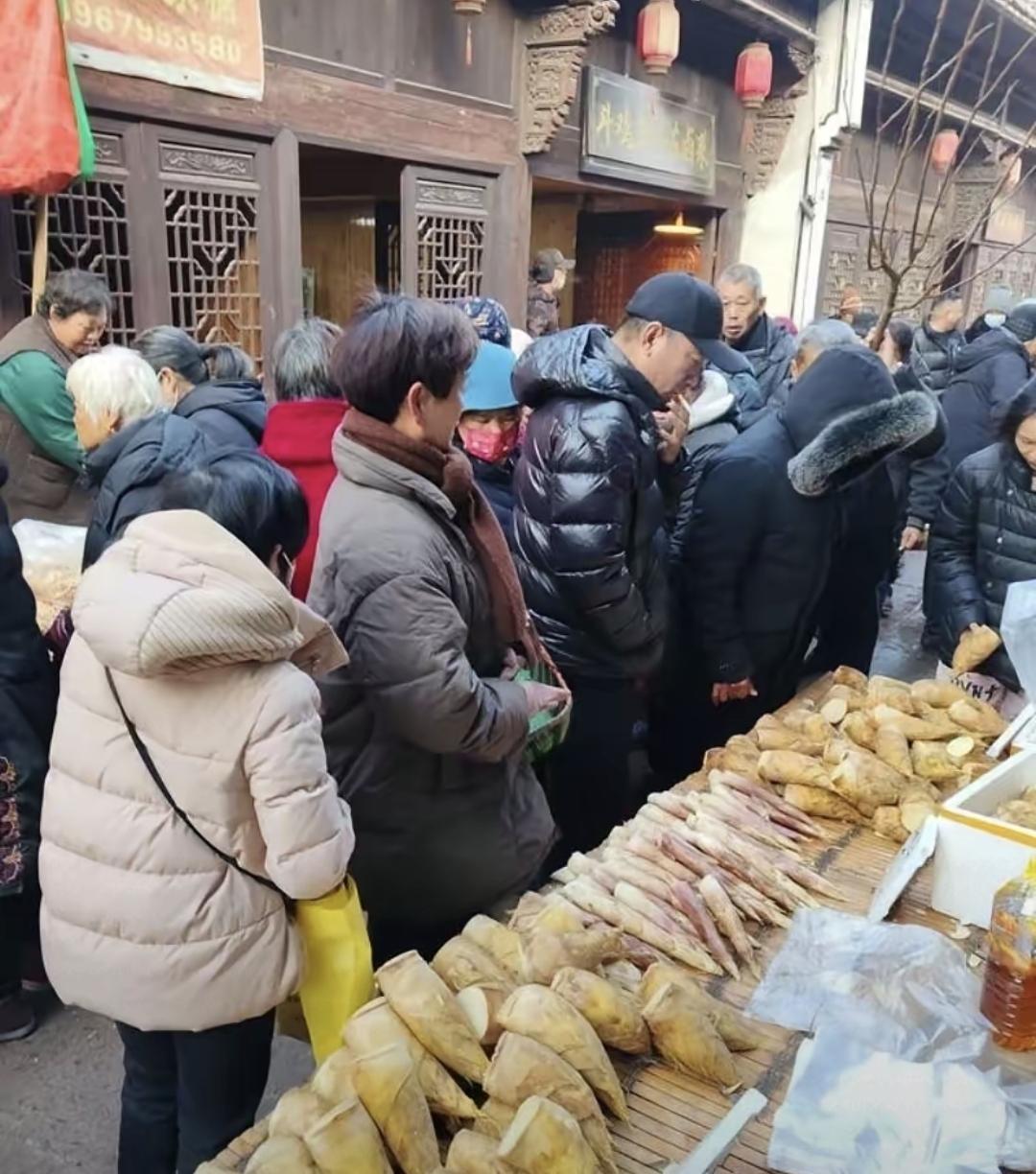 今天赶集的时候又遇到了。摊子从早上摆到十点，一个人影都没有。我实在坐不住，去旁边