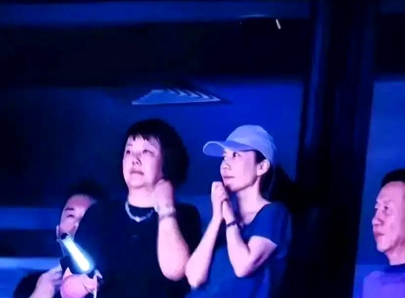 俞飞鸿一句话，把身边的王菲给问住了：“你怎么也来看演唱会了？”谢霆锋鸟巢开唱