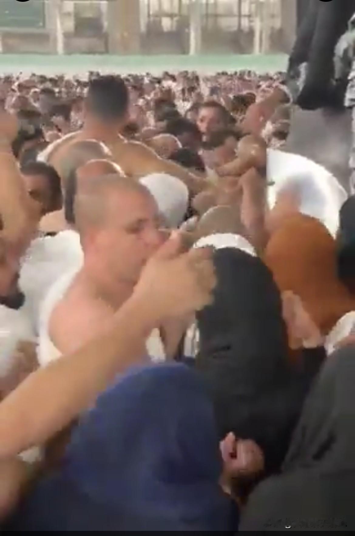 由于最近在伊斯兰教圣地麦加的环游天房仪式中（Tawaf）发生多起女性遭到性侵犯和