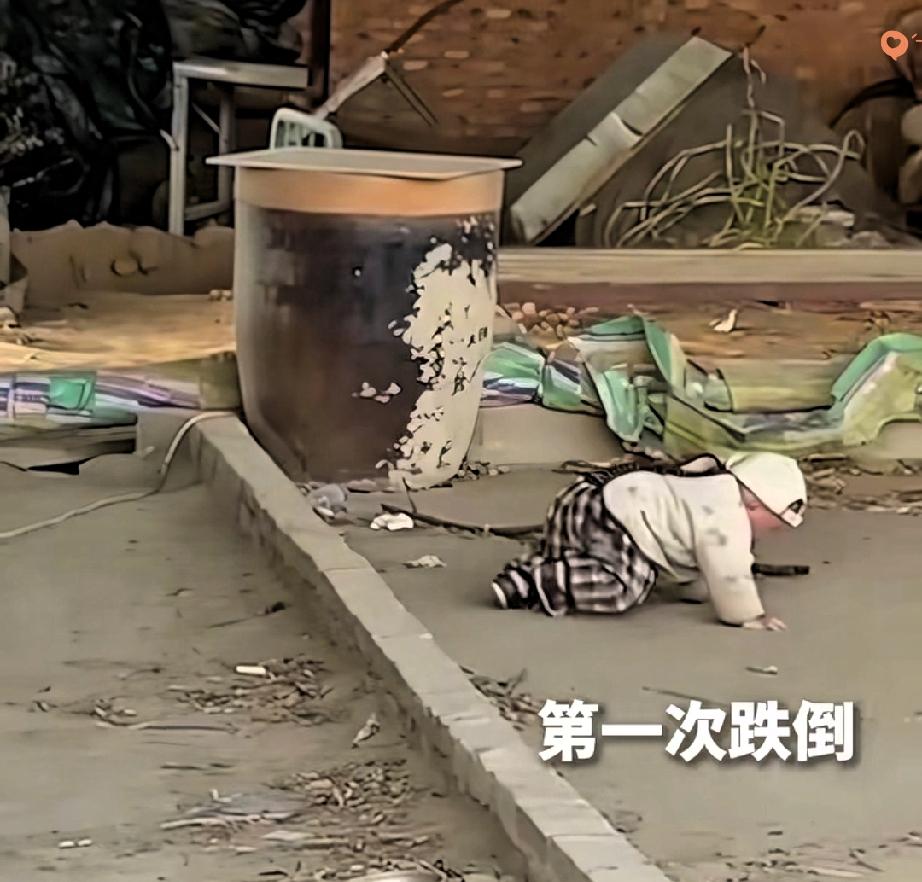 太治愈了！人民日报都点赞的14个月萌娃，学跨台阶摔了3次都不哭，第四次稳稳站定