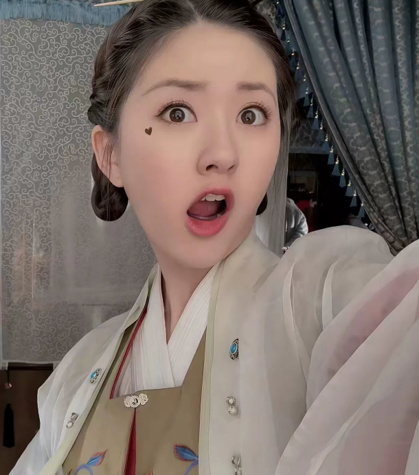 海浪轻拍礁石时，余晖正染红河湾的沙