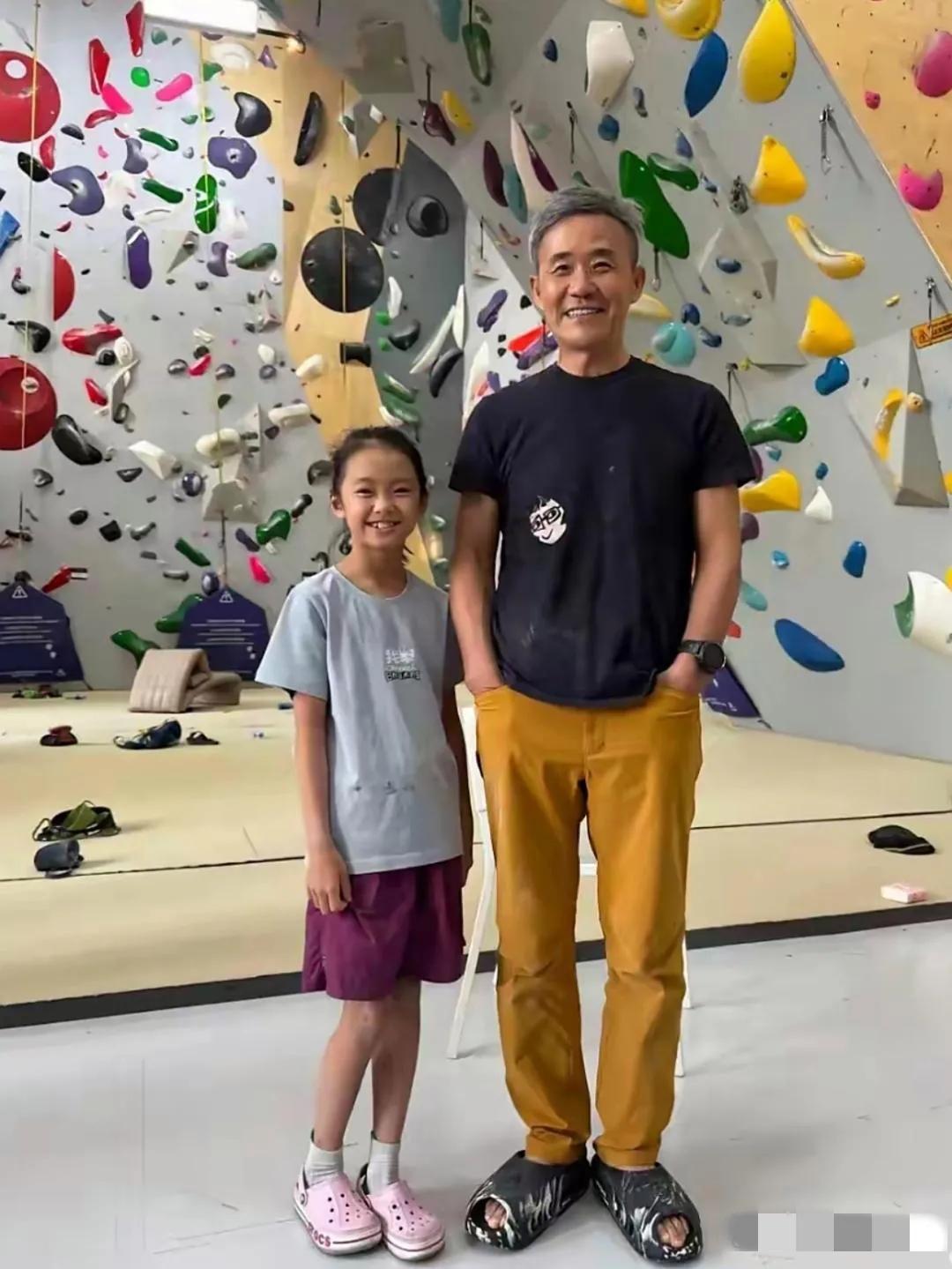 75岁的王石与女儿最新合照：画面中戴着假发的王石胖瘦合度，满面春风，气色红润，脸